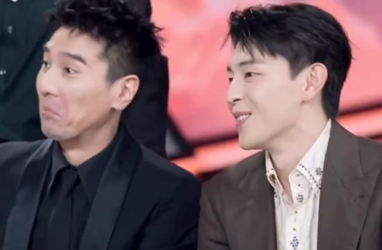而在《快乐大本营》的节目中,邓伦和赵又廷也是各具魅力帅气逼人,只想