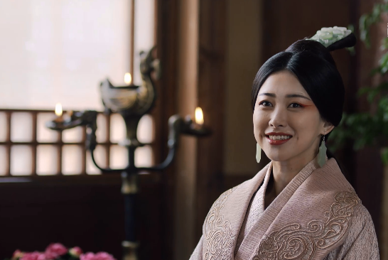 而在赵姬母子归秦之后,在华彩造型加成下,已是赵后的她造型上更添几分