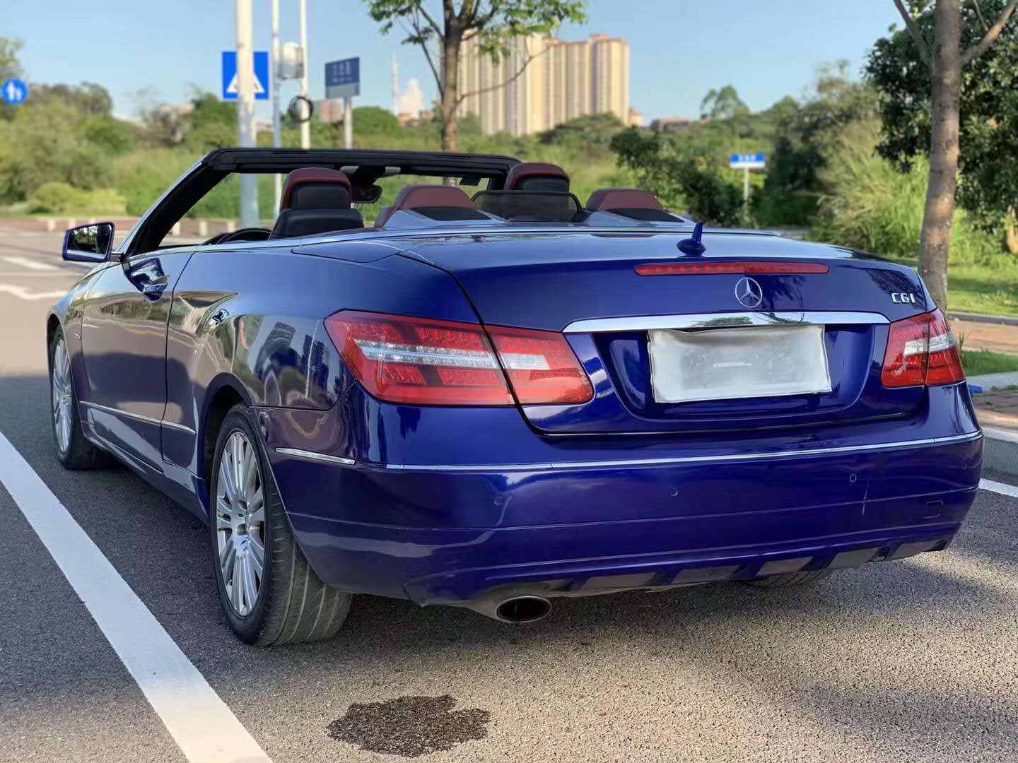 2013年奔驰e260售价12万,蓝色炫彩外观,敞篷双门时尚轿跑设计