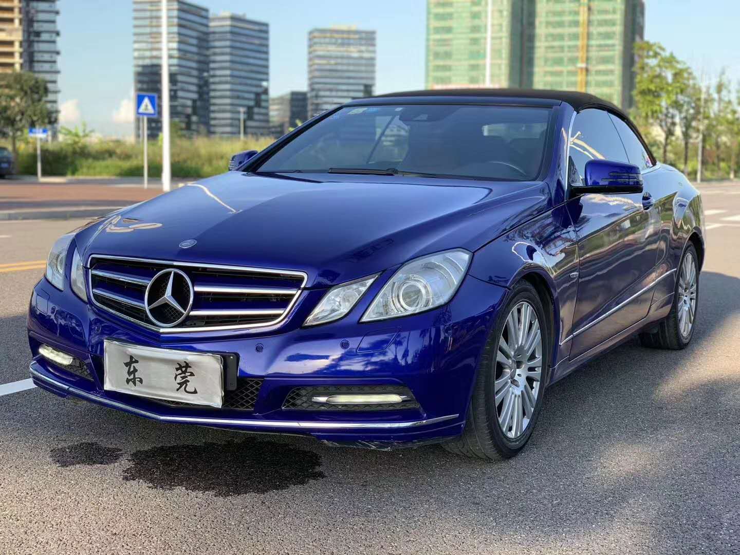 2013年奔驰e260售价12万,蓝色炫彩外观,敞篷双门时尚轿跑设计