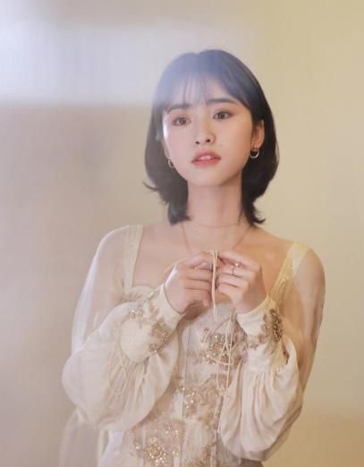 她是圈中"最美经纪人",颜值比女星还高,还曾误被导演拉去试戏|沈月