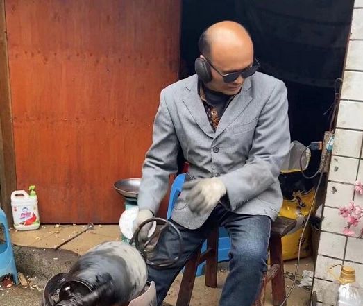 爆米花大叔火了!收入翻4倍,破旧门面挤满网红,价格不再良心