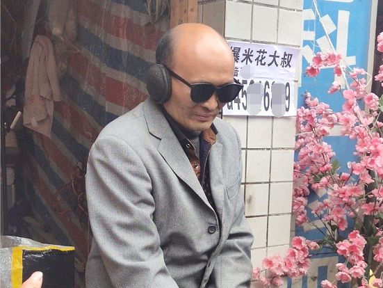 爆米花大叔火了!收入翻4倍,破旧门面挤满网红,价格不再良心