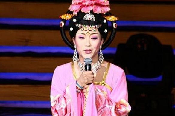 但是辟谣不久就又爆出了李玉刚其实已经隐婚很多年了,但是妻子的背景