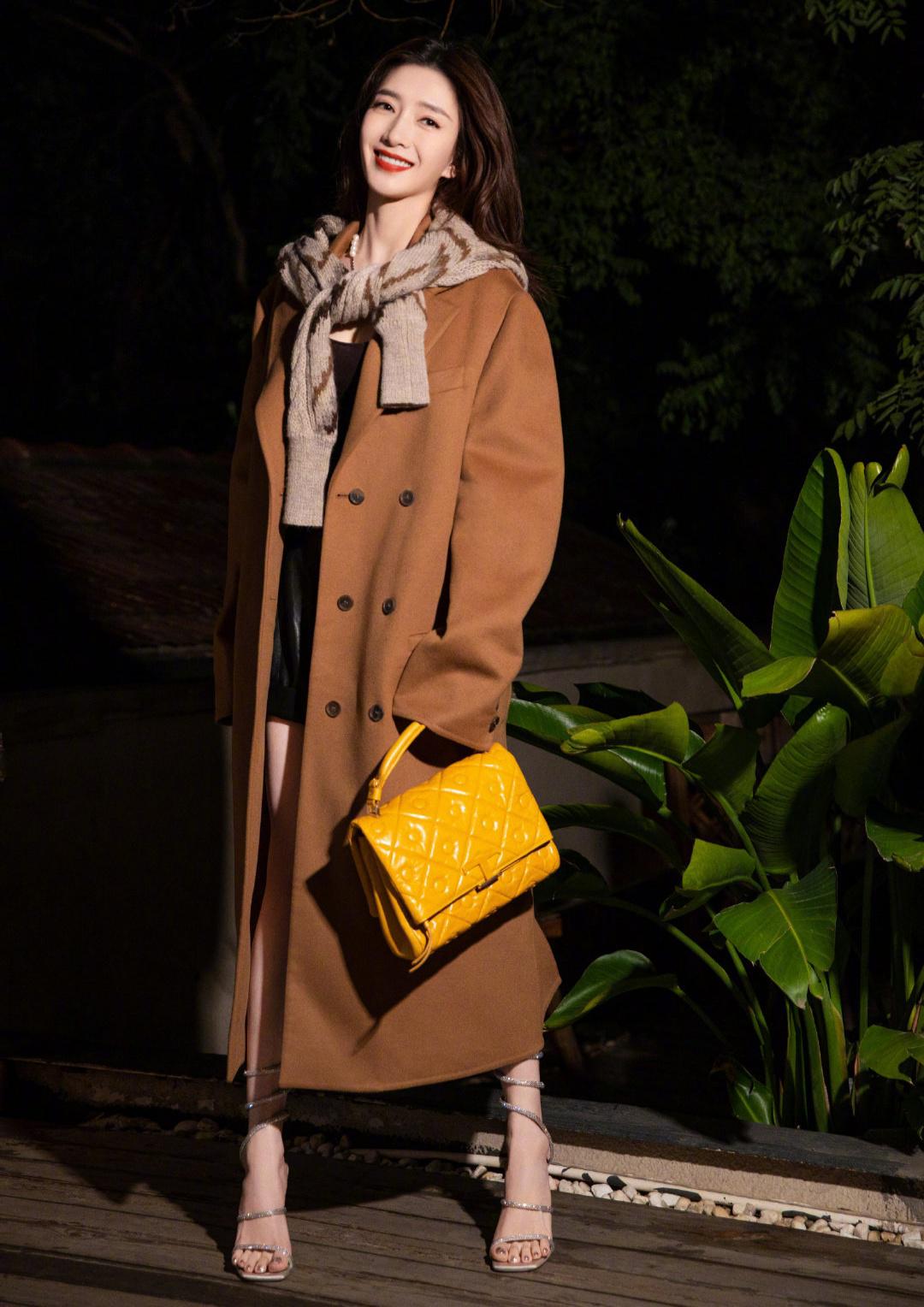 江疏影穿保暖装参加活动,白色羊羔毛外套配黑色裤子,时尚感十足