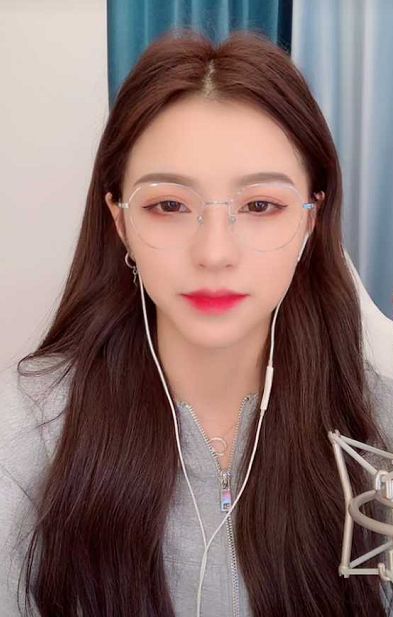 刘思瑶力证不是方块脸,特晒"怼脸照",镜头拉近:我承认心动了