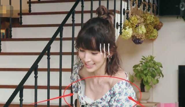 婆婆和婆婆:陈若仪领口太大了,当她弯腰拖地板的时候