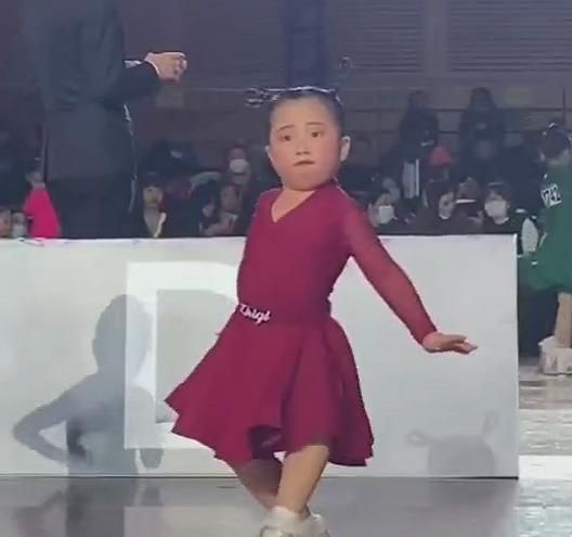 迷你版辣目洋子跳拉丁气质拿捏到位网友一秒一个表情包