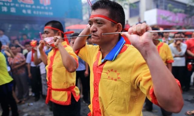 海南残忍的穿杖习俗银杖从脸颊一穿而过场面让人不忍直视