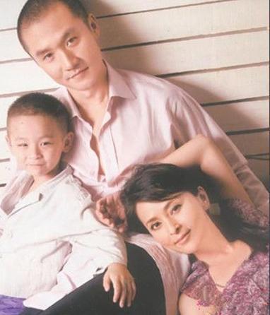 被遗忘的琼瑶女郎,当红时嫁小演员,被分手后与儿子相依为命!