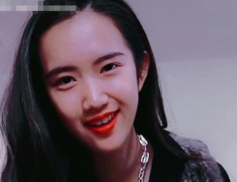 12月8日晚,演员骆达华在短视频平台晒出一段自己与19岁女儿骆欣言的