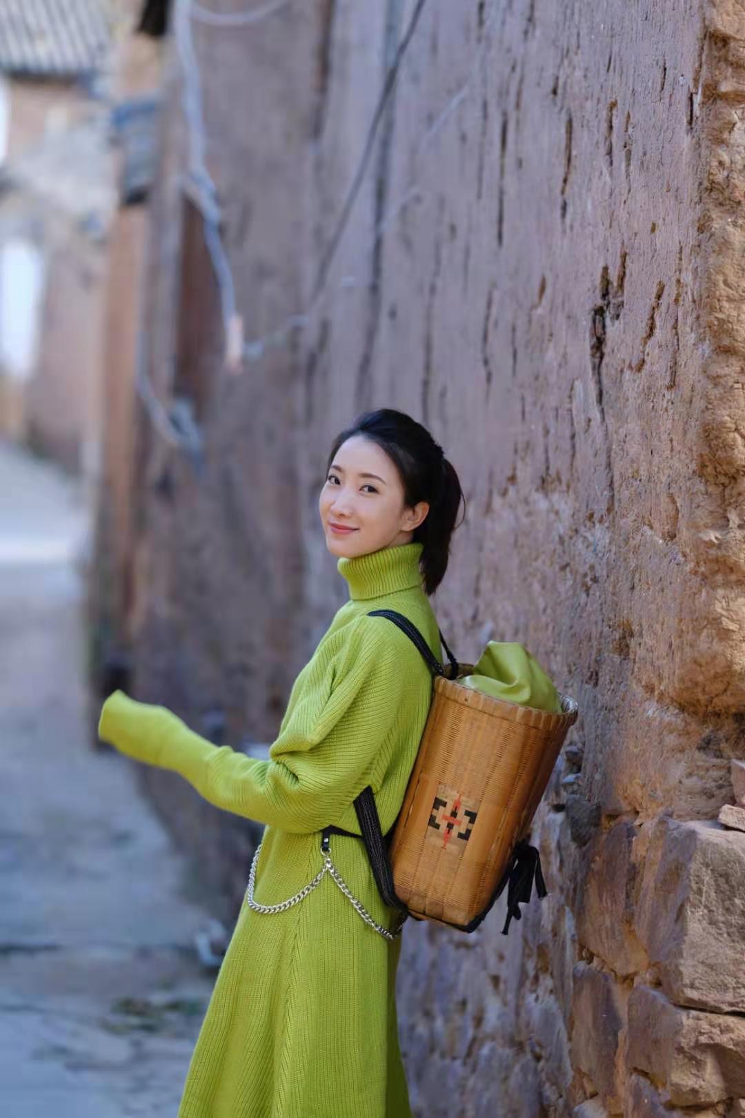 陈赫前妻许婧太美了穿绿色毛衣裙置身大自然34岁扎马尾很少女