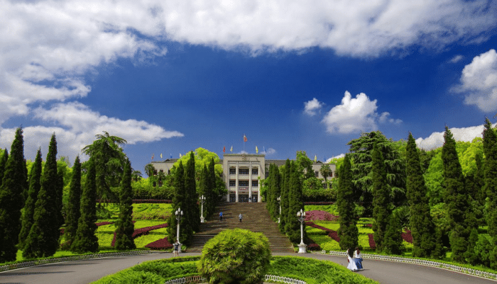 据说西南大学的占地面积相当于12698个篮球场,走一天都逛不完整个校区