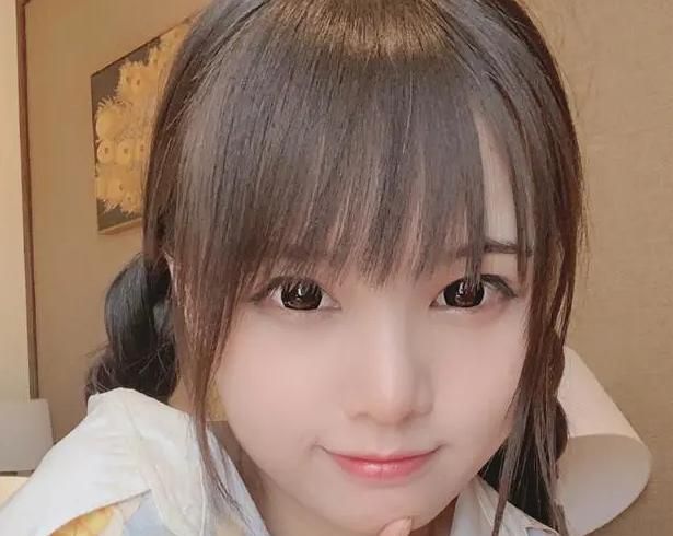 视频中火线妹还是那个火线妹,可是在失去了美颜滤镜的加成之下,颜值