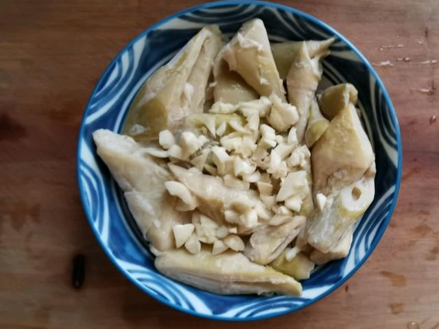 步骤二:霉笋直接放到一个比较大的碗中,这样加入的