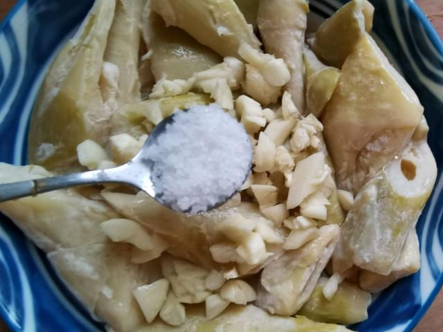 步骤二:霉笋直接放到一个比较大的碗中,这样加入的