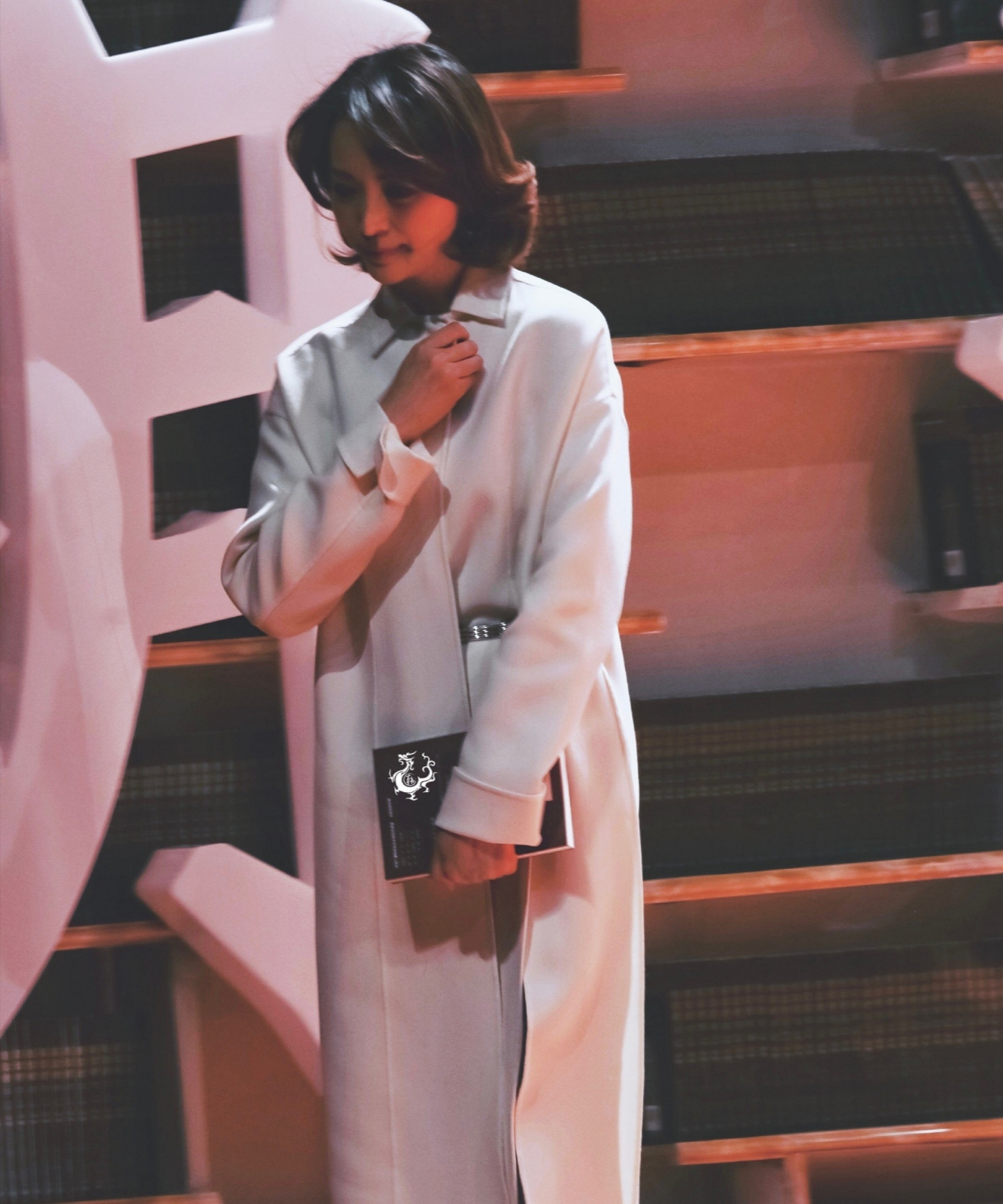 而我也一样,喜欢董卿,喜欢她的腹有诗书气自华,也喜欢她的审美和穿搭.