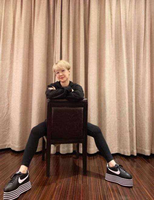 晒晒歌星陈慧娴的豪宅衣服多得数不清了只能用纸皮箱堆着摆放