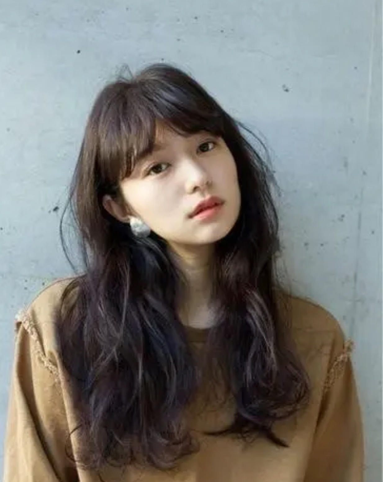 四十岁以上的女人想要减龄感,染头发别太夸张,试试这3种发色