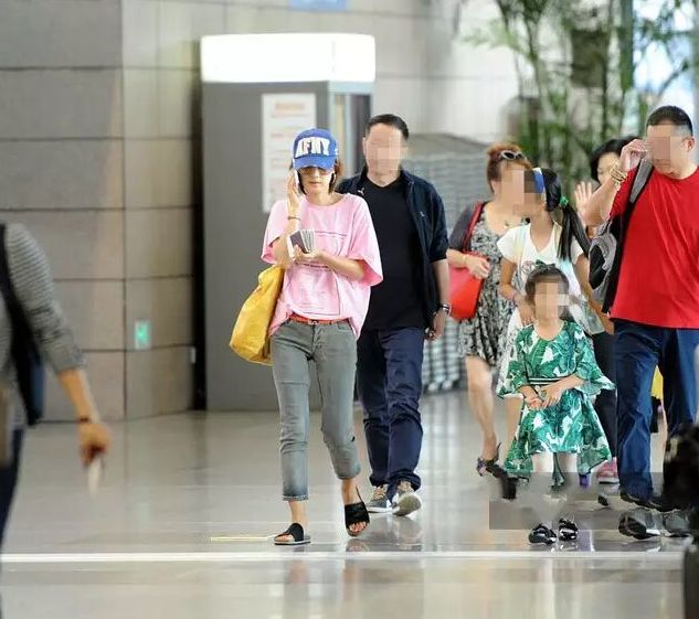 马伊琍母女三人同框,大女儿也太潮了,打底裤都比裙子长