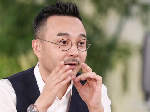 汪涵狂野波波头造型曝光,留长发不戴眼镜让人认不出,还撞脸徐峥