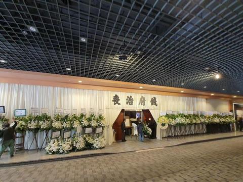 12月8日,钱国伟遗孀陈宛蔚在香港设下灵堂,为亡夫举办出殡仪式,手捧