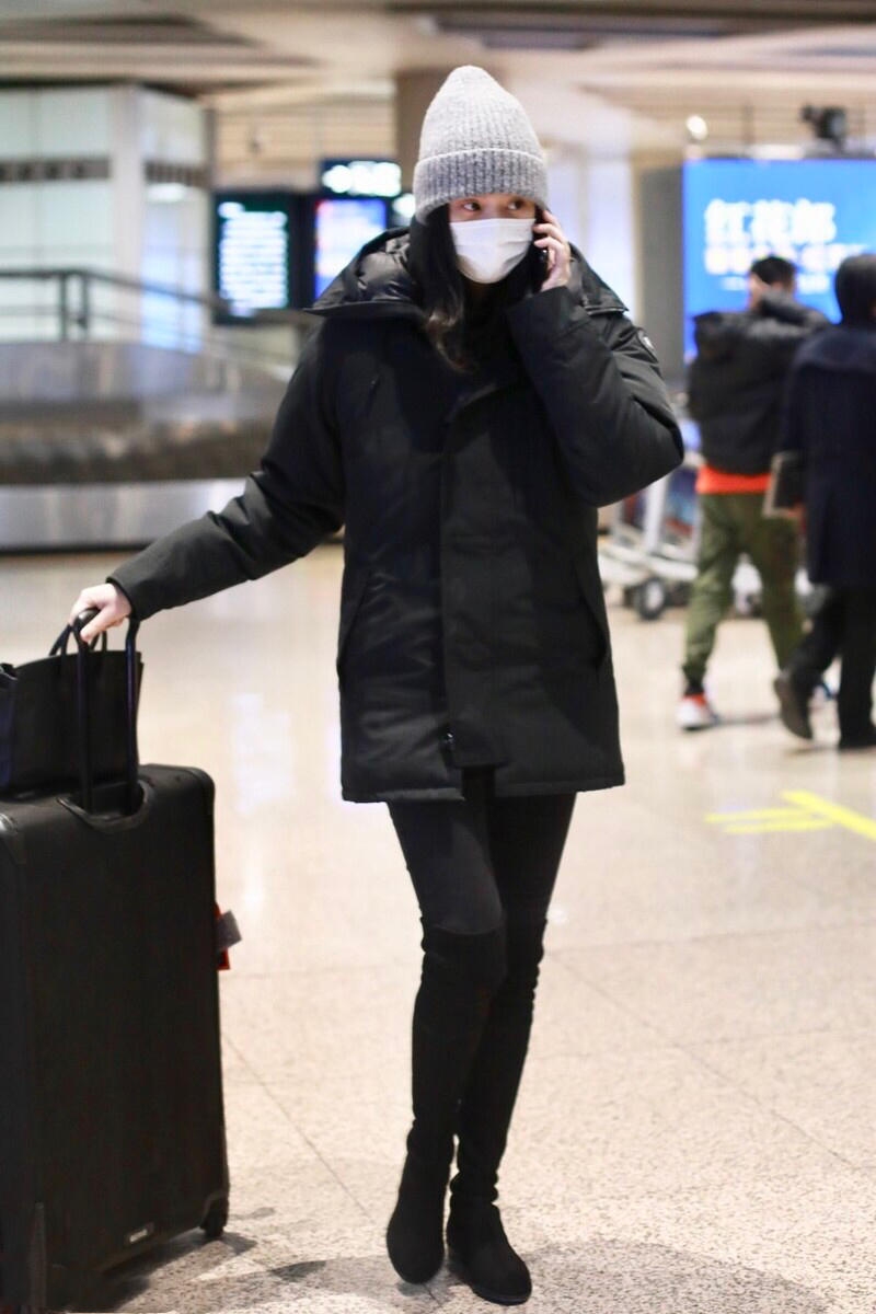 奚梦瑶难得低调一次,黑色羽绒服配牛仔裤低调随性,保暖又有气场