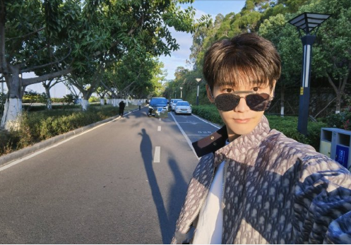 自从走红后邢昭林也成为大众男朋友,不少女生都很喜欢他,剧外的他自拍