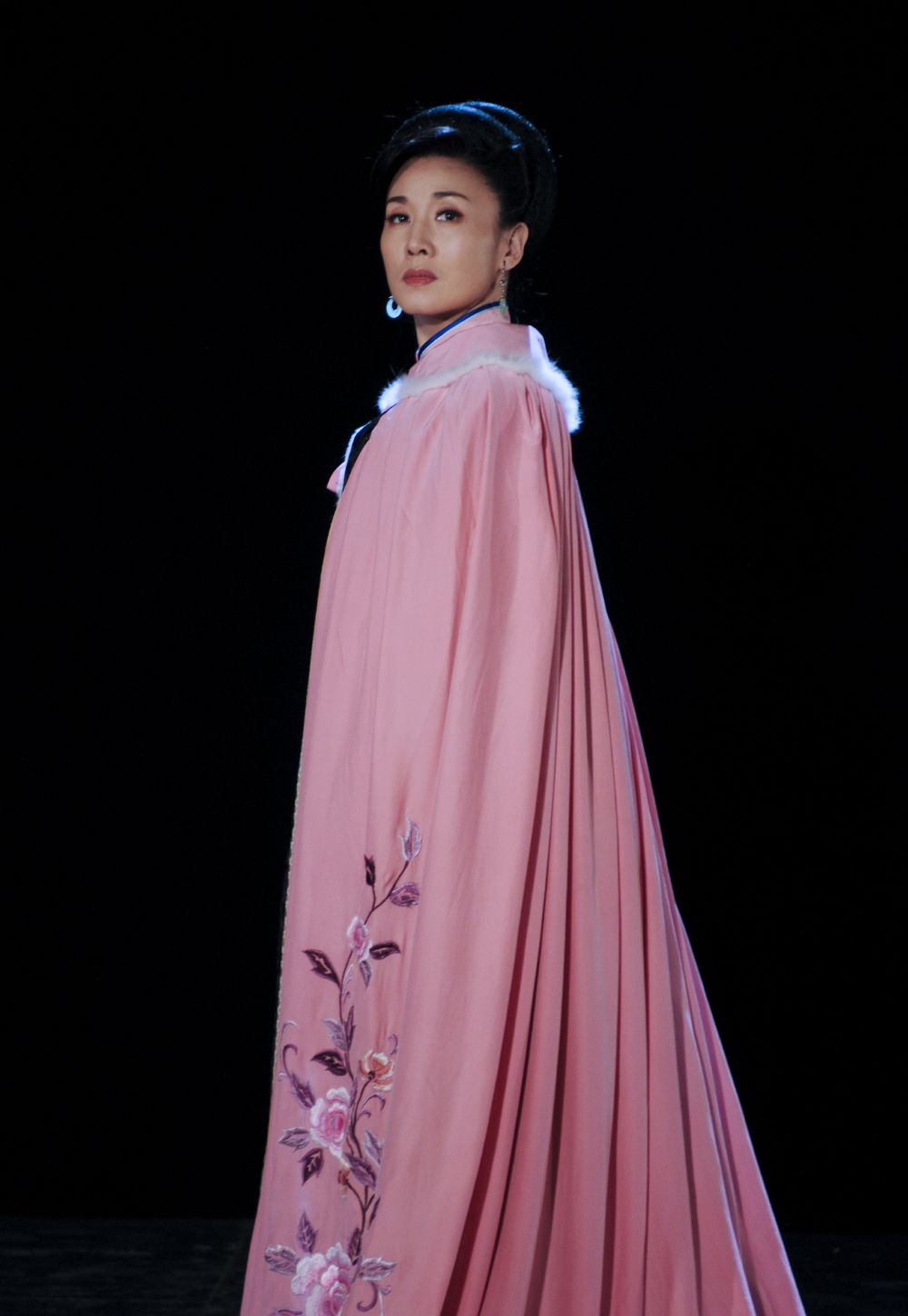 52岁韩再芬穿上绿裙子不浮夸还挺仙扎着复古麻花辫质朴美丽