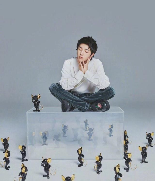 华晨宇12月闭年刊封面大片:各种帅酷造型,尽显"花"式魅力