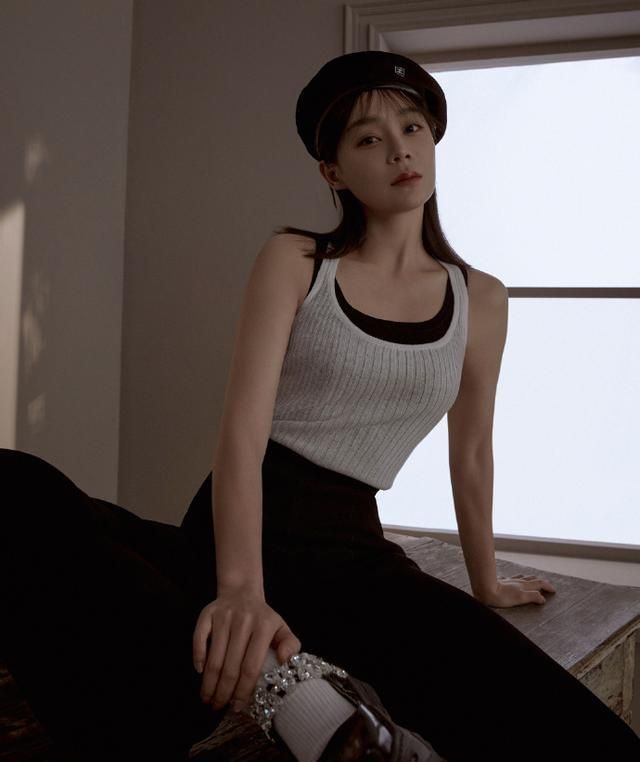 袁姗姗黑白时光大片,马甲线女王化身文艺女郎