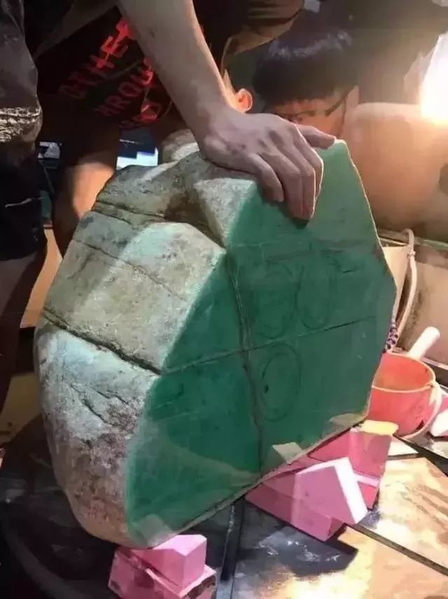 600万买下翡翠原石一刀切出满色现场被堵的水泄不通