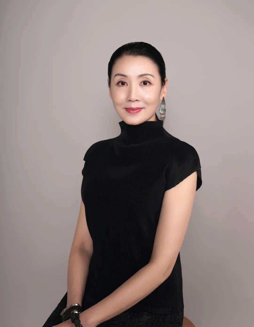 52岁韩再芬穿上绿裙子不浮夸还挺仙扎着复古麻花辫质朴美丽