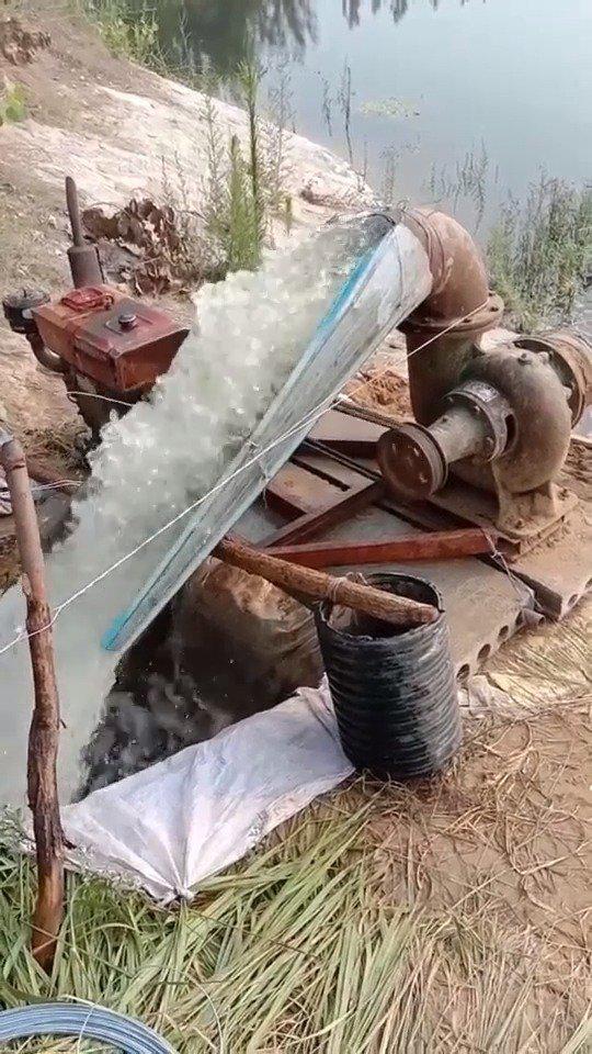 抽水机正在干活网友这台机器有些年头了老古董还能使用啊