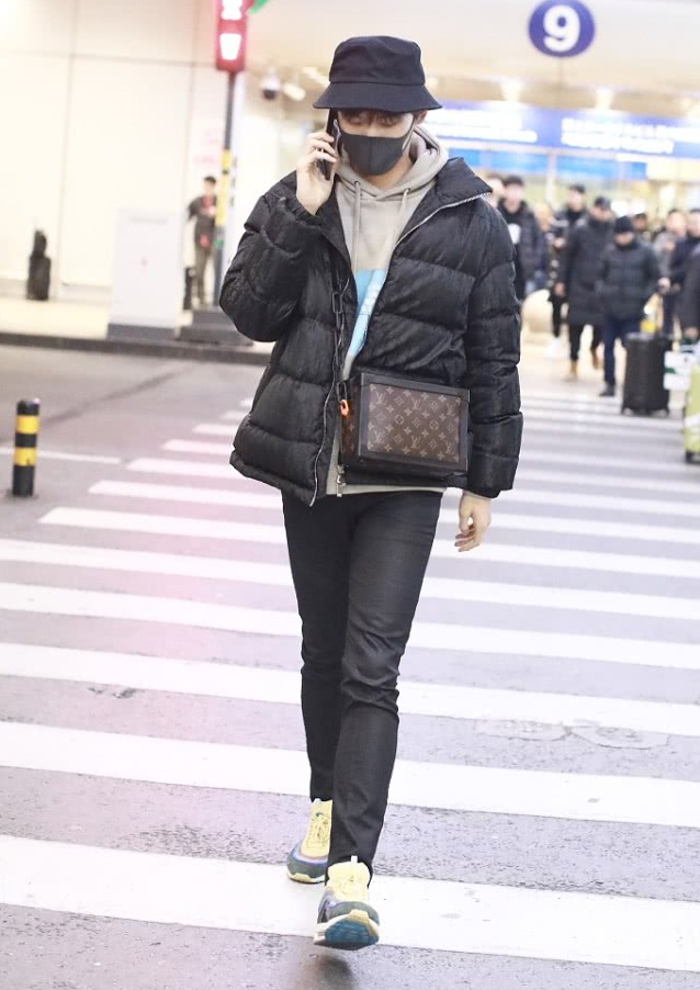 "月七"邢昭林衣品提升,印花夹克配卫衣清爽帅气,私服意外圈粉
