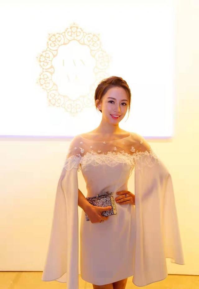 潘晓婷白色蕾丝礼服,肤白貌美身材圆润,一双美腿修长太吸睛!