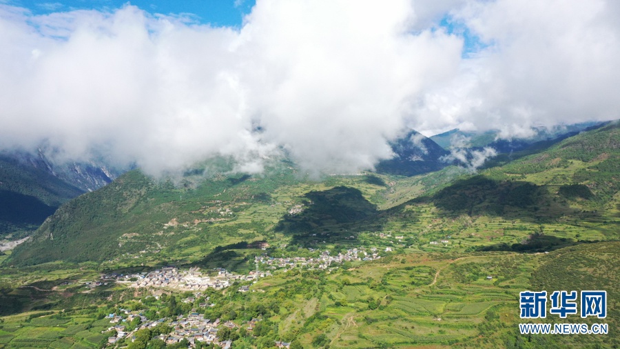 奋战在云南香格里拉东坝一村的筑梦者