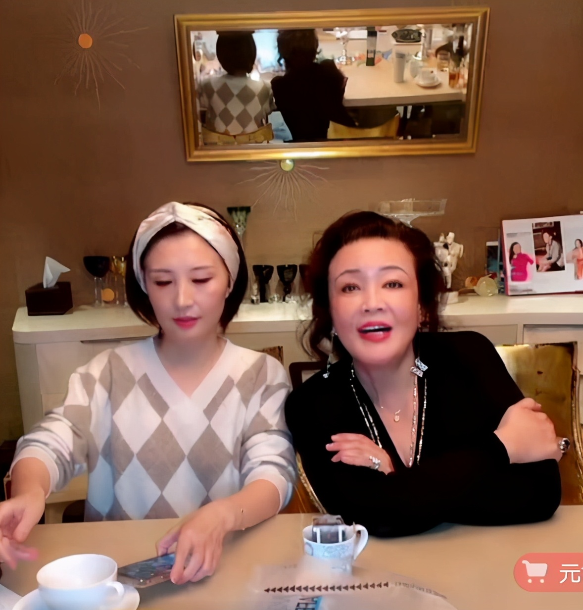 张兰在自家豪宅直播打扮得雍容华贵却没有贵族女人的气质