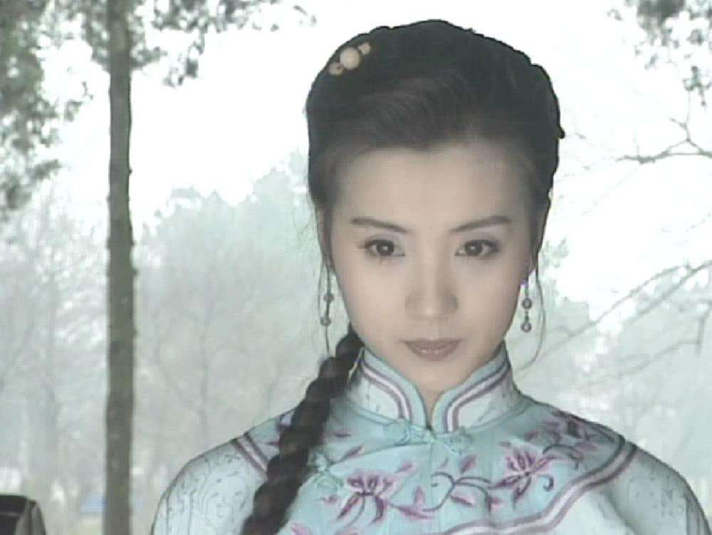 也是在那一年她跟徐铮合作出演了《李卫当官》中的岳思盈