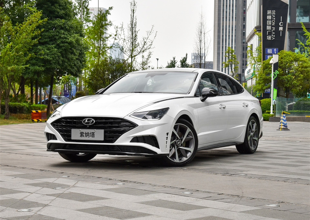 现代十代索纳塔即将上市,大溜背 贯穿尾灯,比大众cc便宜7.7万