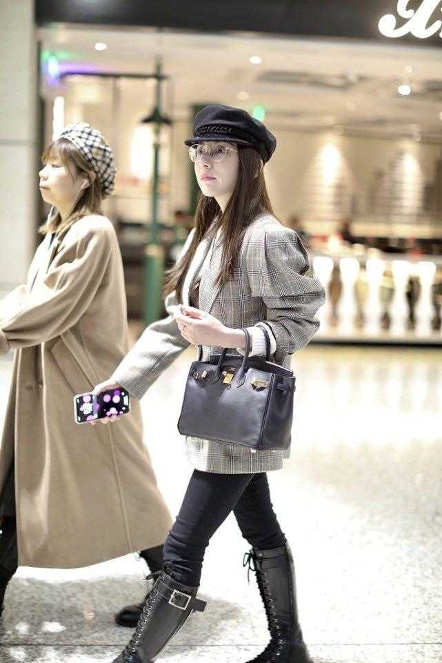 方媛不愧是"天王嫂",格纹西装搭配马丁靴走机场,气场十足