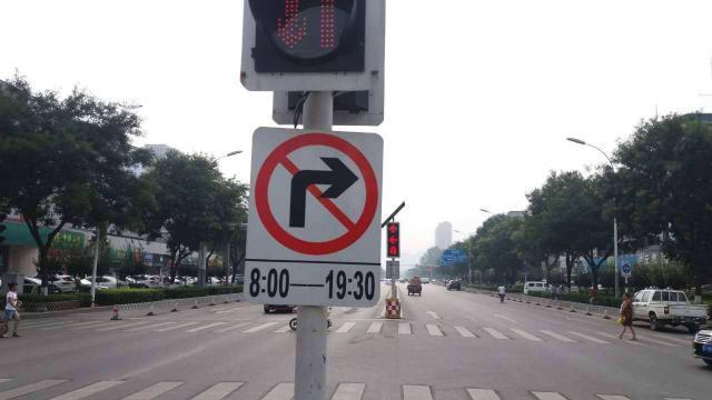 右转车辆直转前一定要看清,否则将被扣6分罚200|信号灯|箭头灯|车辆