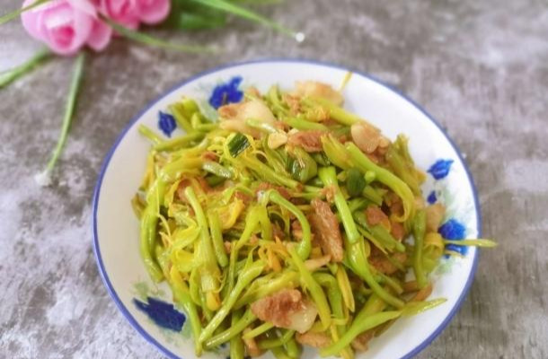 黄花菜搭配肉片一起炒那才叫鲜香下饭一上桌就秒光
