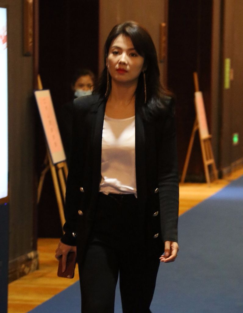 刘涛再怎么包装,五五身材是改变不了的,不修图腿短了半截