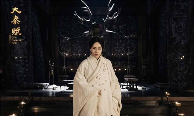 芈月是长辈,后来靠着自己独有的政治眼光成为了秦国的"宣太后",而楚国