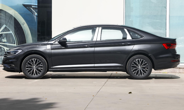 20款速腾下探5.05万,轴距超轩逸,5.5升油耗,大众这步棋走对了