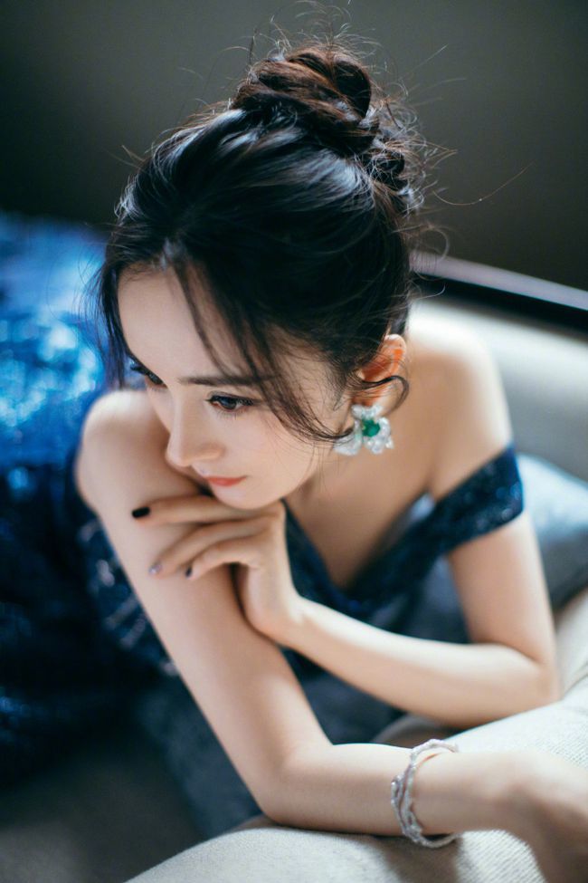 人间美人鱼,杨幂拖尾星空蓝裙温婉灵动,卧沙发慵懒妩媚