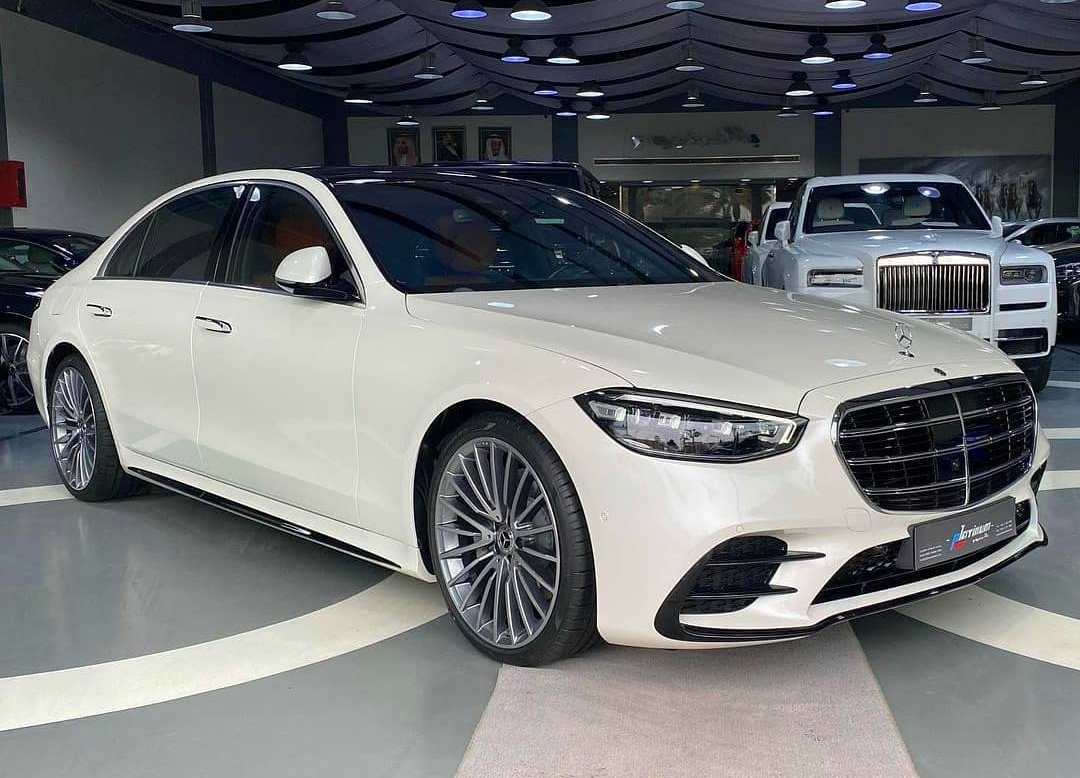 新一代奔驰s500实拍罕见的白色外观气场十分强大