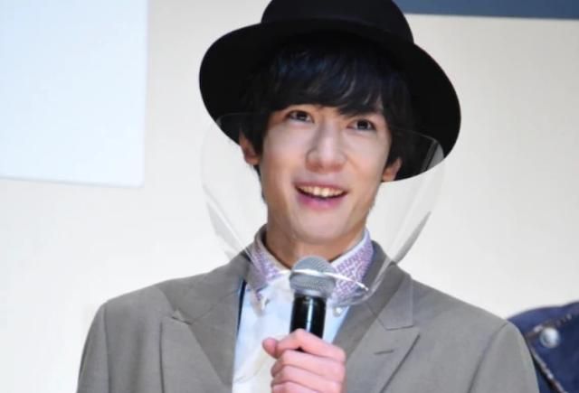 假面骑士圣刃与01同台发布,飞羽真笑容温暖,不死鸟