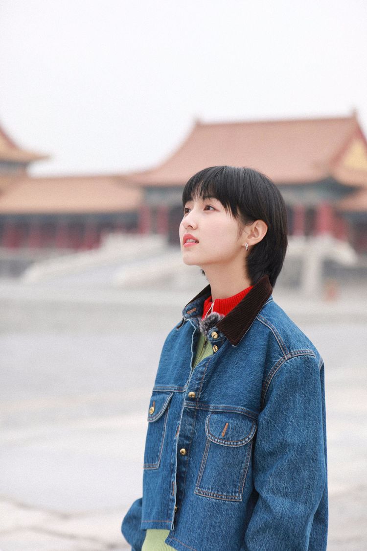 出席活动的张子枫就很有明星范,将头发绑成高马尾,看起来多了几分少女